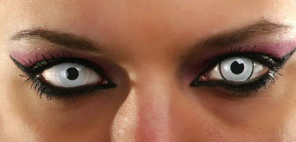 Глаза девушки-вампира — стоковое фото