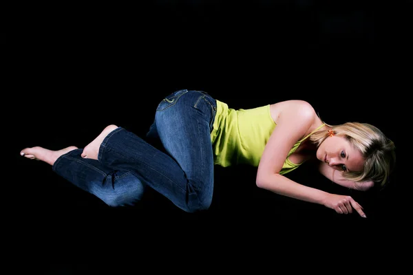 Frau liegt auf dem Boden — Stockfoto