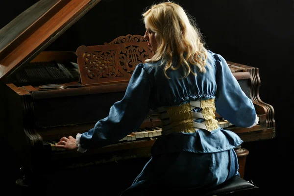 女人玩大钢琴 — 图库照片