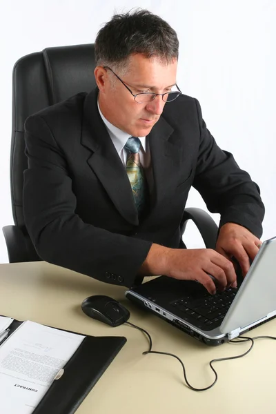 Бизнесмен с компьютером — стоковое фото