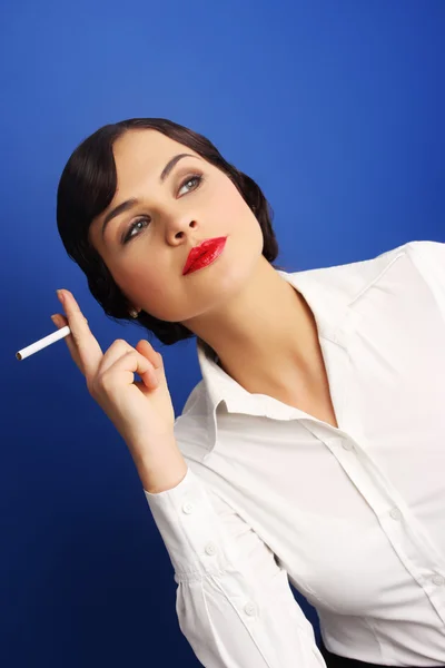 Mulher com cigarro — Fotografia de Stock