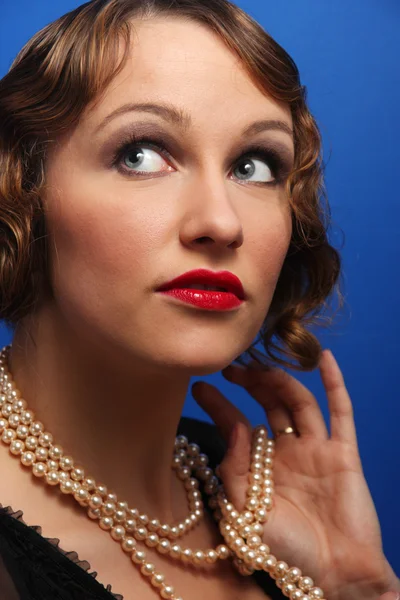 Женщина с жемчужным ожерельем — стоковое фото