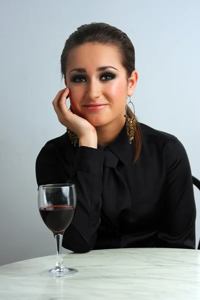 Signora con vino rosso — Foto Stock