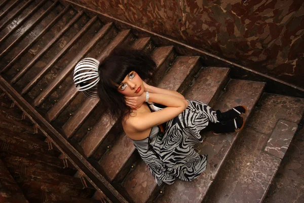 Chica en las escaleras — Foto de Stock