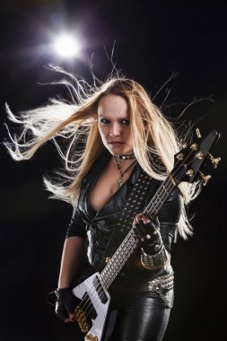 Gitarlı kadın