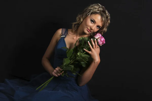 ผู้หญิงถือดอกกุหลาบ — ภาพถ่ายสต็อก