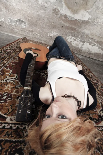 Woman with guitar — Stock Photo, Image