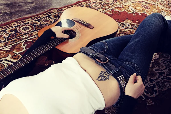 Woman with guitar — Stock Photo, Image