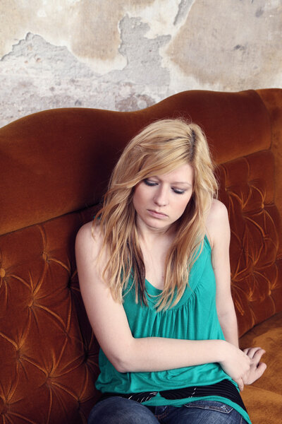 Девушка отдыхает на диване
