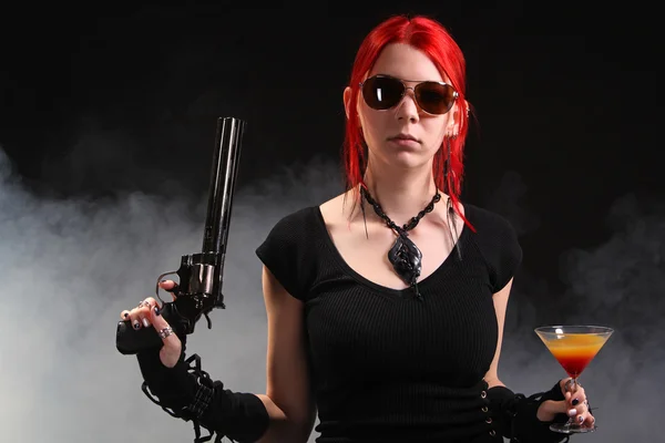 Femme avec une arme et un cocktail — Photo