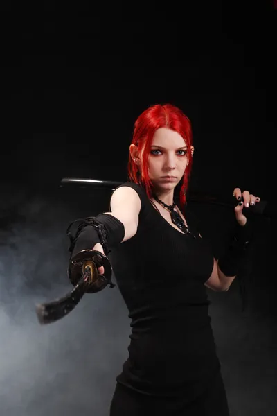 Menina de cabelo vermelho com espada katana — Fotografia de Stock