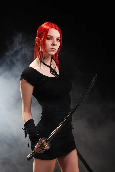 Menina de cabelo vermelho com espada katana — Fotografia de Stock