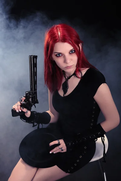 Sexy vrouw met een pistool — Stockfoto