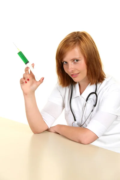 Médico femenino con inyección — Foto de Stock