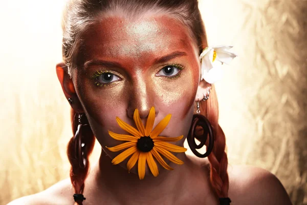 Frau mit Gold-Make-up — Stockfoto