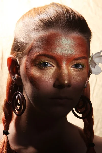 Женщина с золотым макияжем — стоковое фото