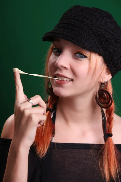 Meisje spelen met een kauwgom — Stockfoto