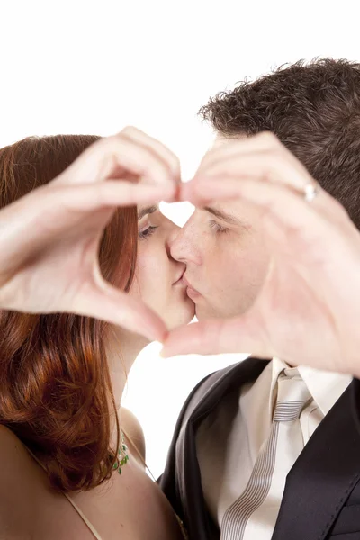 Pareja mostrando el corazón por las manos — Foto de Stock