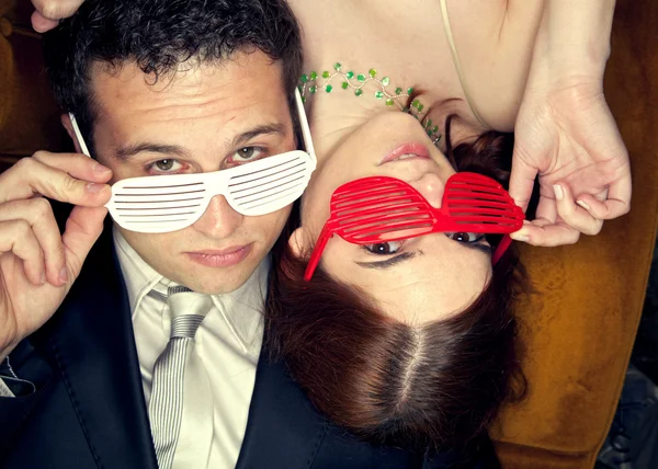 Couple avec lunettes de fête — Photo
