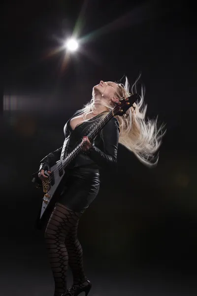 Gitarlı kadın