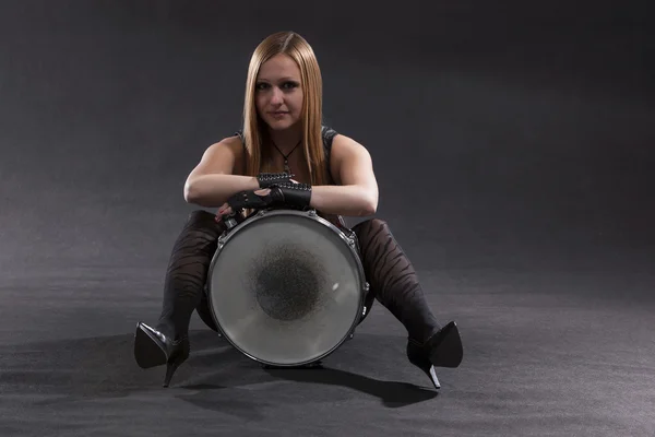 Vrouw in de buurt van drum — Stockfoto