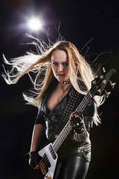 Mujer con guitarra —  Fotos de Stock