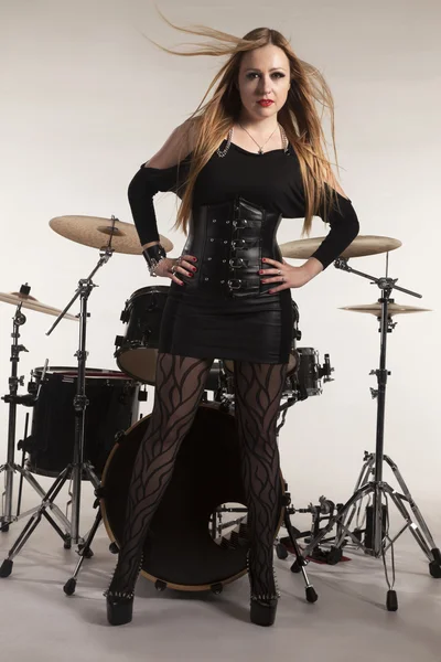 Woman standing in front of drumkit — Stock Photo, Image