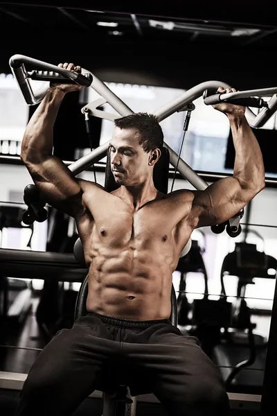 Bodybuilder doing workout — Stock Photo, Image