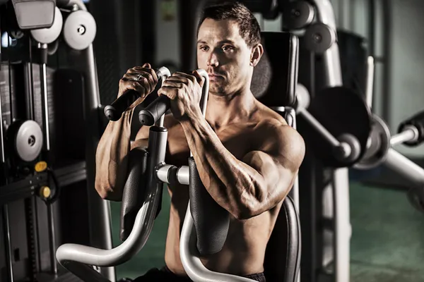 Bodybuilder doing workout — Stock Photo, Image