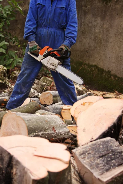 Man met chainsaw — Stockfoto