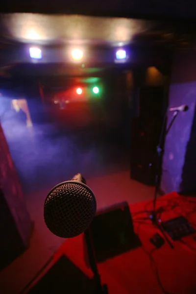 Мікрофон на сцені — стокове фото