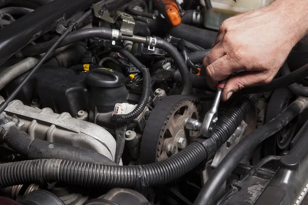 Hand van de motor van de auto van de reparatie — Stockfoto