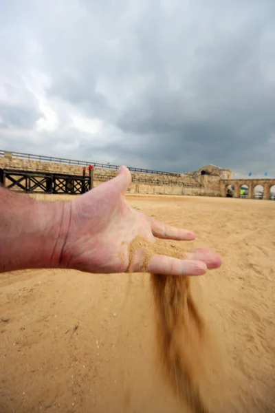 손으로 모래를 시음 — 스톡 사진