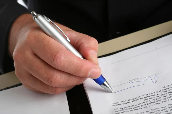 Affärsman underteckna ett kontrakt — Stockfoto