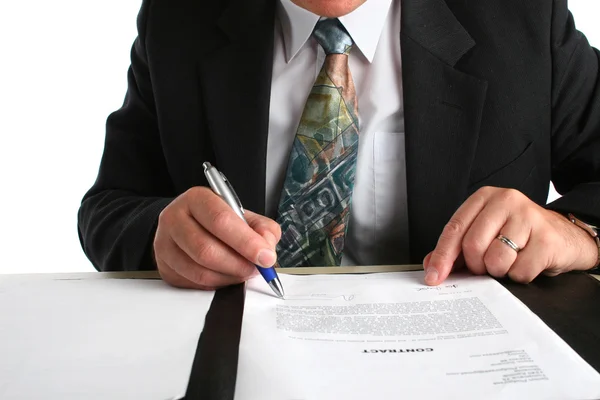 Affärsman underteckna ett kontrakt — Stockfoto