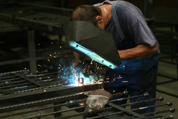 Schweißer in der Werkstatt — Stockfoto