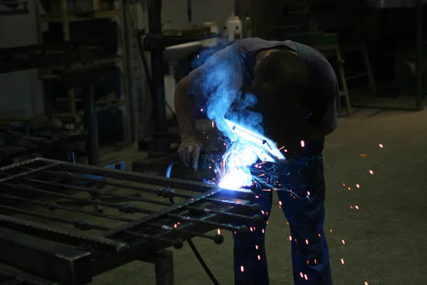 Welder in workshop — Stock Photo, Image