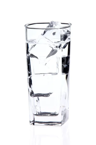 Vodu a kostky ledu — Stock fotografie