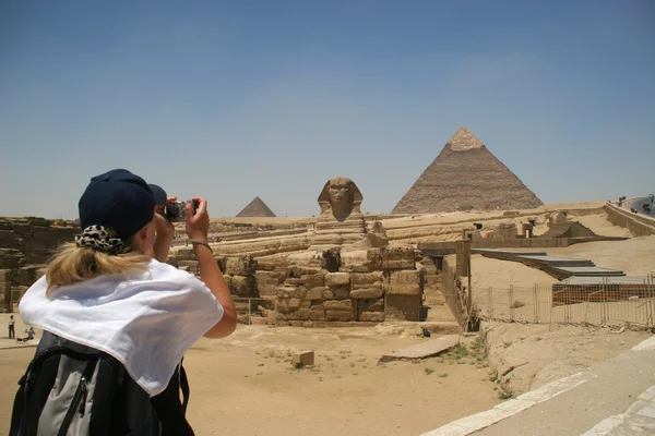 Sphinx and pyramids of Khafre — Stock Photo, Image