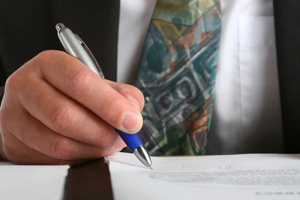 Empresario firmando un contrato Imágenes de stock libres de derechos