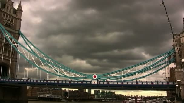 Puente torre — Vídeo de stock