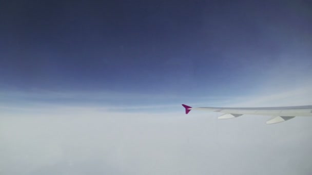Облака и крыло самолета — стоковое видео