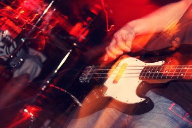 Sahnede gitarist