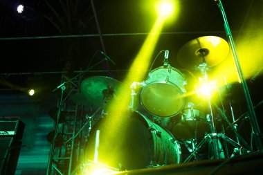 Sahne Alanı'nda drumms