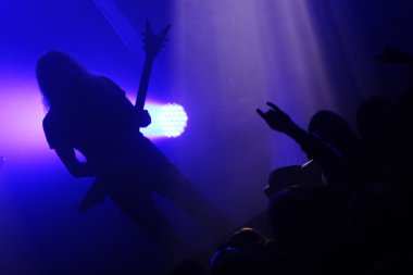 konser sırasında gitarist