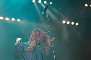 Sahne Alanı'nda şarkıcı