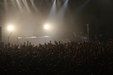 kalabalık sallanır