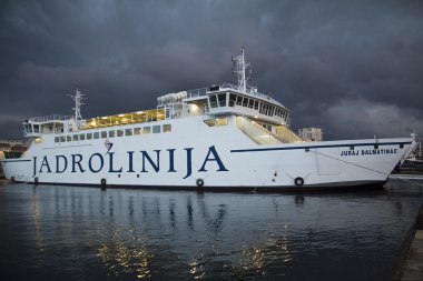 Feribot liman bırakarak