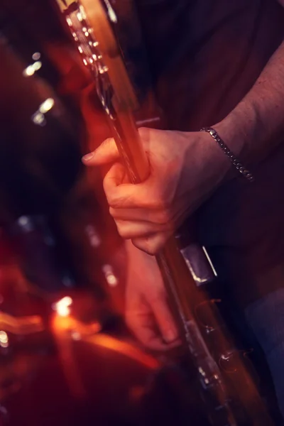 Гитарист на сцене — стоковое фото