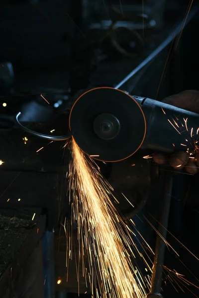 Cutting metal — Stockfoto